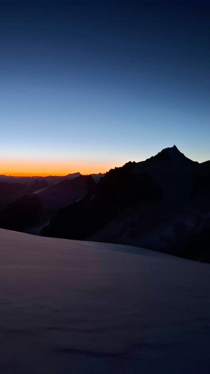 Naš Mišo Se popeo na Mont Blanc 👏

Prvi dio sam sa ostlim kolegama odradio u Italiji, Monta Rosi, gdje smo popeli vrh Pinta Gniifetti zbog aklimatizacije i pripreme tijela na veću nadmorsku visinu kako ne bi imali problema sa visinskom bolesti. Na vrhu se nalazi planinarski dom Capanna Regina Margherita na nadmorskoj visini od 4554 metra, što ga čini najvišim planinarskim domom i najvišom građevinom u Europi. Uspon do Capanne Margherite tehnički nam nije bio zahtjevan, ali je bio iznimno naporan zbog ekstremne visine i zahtijeva kretanje u navezu preko ledenjaka.

Nakon toga odlazimo u Francusku, Chamonix, odakle kreće naša tura uspona na Mont Blanc..

Prvi dan se penjemo do planinarskog doma Tête Rousse smještenog na 3.167 metara nadmorske visine u masivu Mont Blanca u francuskim Alpama. Inače ovaj objekt služi kao prva nezaobilazna točka i prenoćište na klasičnoj ruti (Voie Normale) prema vrhu Mont Blanca.

Drugi dan krećemo dalje u ranim jutarnjim satima prema planinarskom domu Goûter koji je  najviši planinarski dom u Francuskoj, smješten na impresivnih 3.835 metara nadmorske visine na masivu Mont Blanc. Ovaj futuristički dom ključna je i nezaobilazna točka za alpiniste koji se penju na vrh Mont Blanc preko njegove najpopularnije, „normalne rute“ (Voie Normale).
Na putu prema pl. domu Gouter, oprezno smo prošli zloglasni kuloar Grand Couloir (poznatog i kao „Kuloar smrti“), koji je izložen čestim odronima kamenja.

Nakon odmora u navedenom domu, krećemo na uspon između 02:00 i 03:00 sati ujutro  kako bi na sam vrh došli oko izlaska sunca i kako bi silazak odradili prije nego što sunce previše omekša snijeg.
Uspon od planinarskog doma Goûter (3.835 m) do samog vrha Mont Blanca (4.810 m) bio je završni i najveličanstveniji dio rute. Iako tehnički umjeren, ovaj dio uspona u potpunosti se odvijao po snijegu i ledu , zbog čega smo hodali u u navezu (povezani užetom), s derezama na nogama i cepinom u ruci. Za uspon na vrh smo trebali malo više od 6 sati a za povratak 4 sata.

Bravo Mišo!! Milorad Miso Pesic 

#montblanc #mountain #alpes #hiking #planinarenje