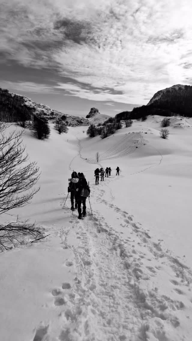 Rezolucija perfektna,
Visine hladne i ekipa krasna!
Što nam još treba?

U tijeku je prva viša planinarska škola u organizaciji PD Belveder i PD Paklenica! Vikendi se množe, priča se lijepo zakuhava, bila bi prava šteta ne podijeliti iskustva…

- kako je bilo na prvom vikendu - pročitajte u izvještaju na našoj facebook ili web stranici! 

#expedition #hiking #avantura #planinarenje #outdoorsport